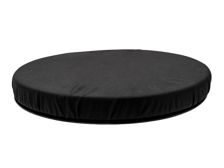 Zwart rond kussen met stoffen hoes, vanuit een licht verhoogde hoek gefotografeerd.