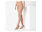 Vrouw in huidkleurige panty en beige pumps, staand naast een witte kubus.