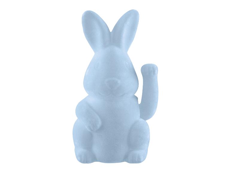 Een lichtblauwe pluche konijn dat zit met een poot omhoog.