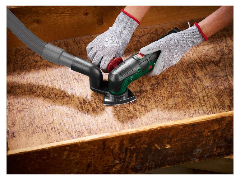 Persoon schuurt hout met een multischuurmachine en stofafzuigslang.