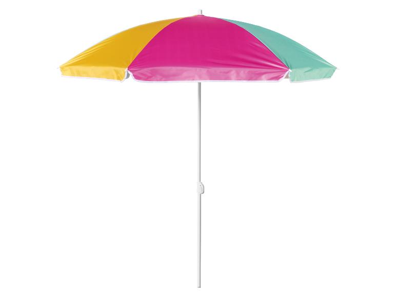 Kleurrijke strandparasol met gele, roze en mintgroene panelen op een witte paal.