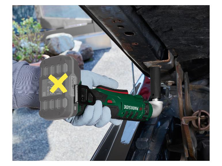 PARKSIDE accuboormachine met X20V TEAM accu, gebruikt onder een auto.