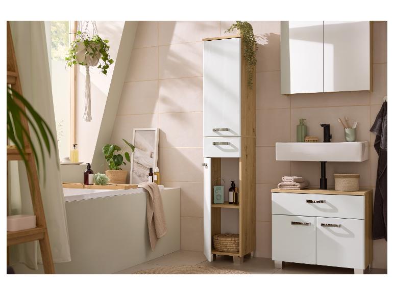 Lichte badkamer met houten en witte meubels, planten en badkuip.