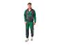Man in groen en grijs trainingspak met witte sneakers