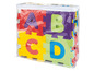 Een set kleurrijke schuimpuzzels met letters in een plastic zak.