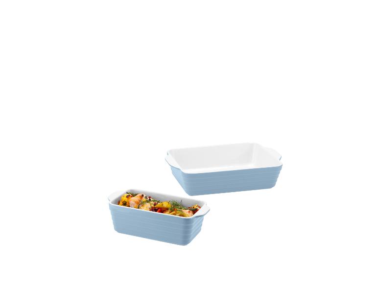Twee blauwe ovenschaaltjes: een grote en een kleinere, met eten.