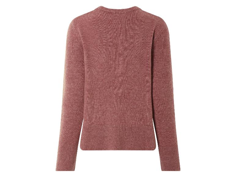 Een roze wollen trui met lange mouwen.