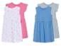 Twee meisjesjurkjes: één met een toucaanprint en één effen blauwe.