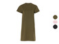 Een groene T-shirtjurk met korte mouwen