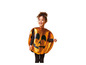 Een meisje in een oranje pompoen kostuum voor Halloween.