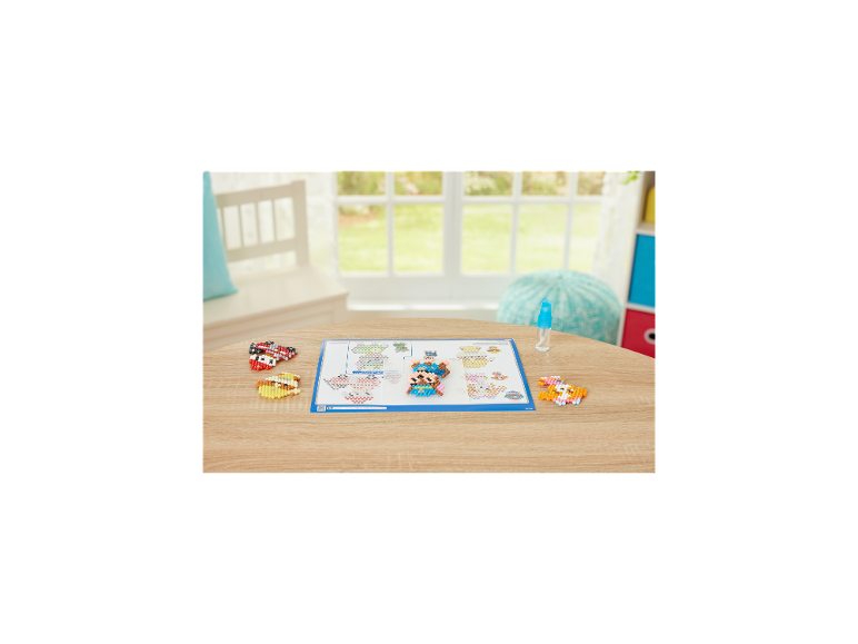 Kinder waterparelset met puppyontwerpen op een houten tafel.