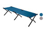 Een blauwe campingbed met zwarte poten.