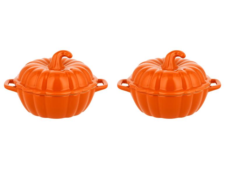 Twee oranje pompoenvormige ovenschalen met deksels.