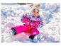 Peuter in roze LUPILU® sneeuwbroek heeft plezier in de sneeuw.