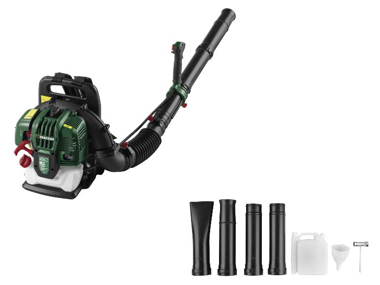 Benzine bladblazer met accessoires, inclusief diverse mondstukken en brandstoftank.
