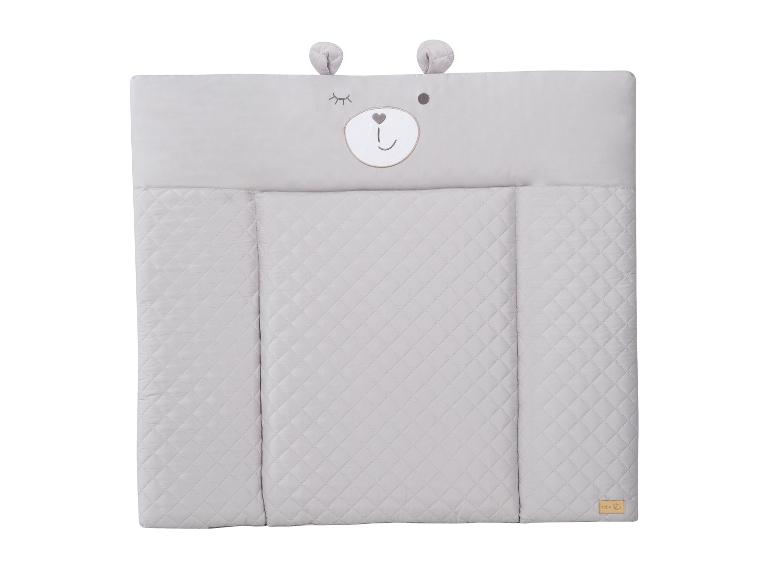 Grijze babyverschoonmat met geborduurd teddybeergezicht en 3D-oortjes.