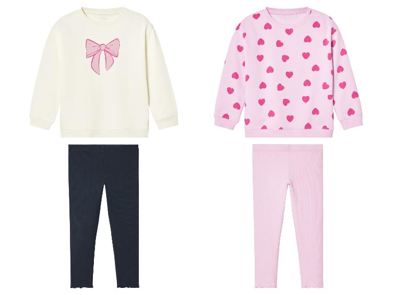 Sweaters en leggings voor meisjes: één met strik, één met hartjesprint.