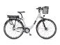 Witte elektrische fiets met een voormand en een achterdrager met accupakket.