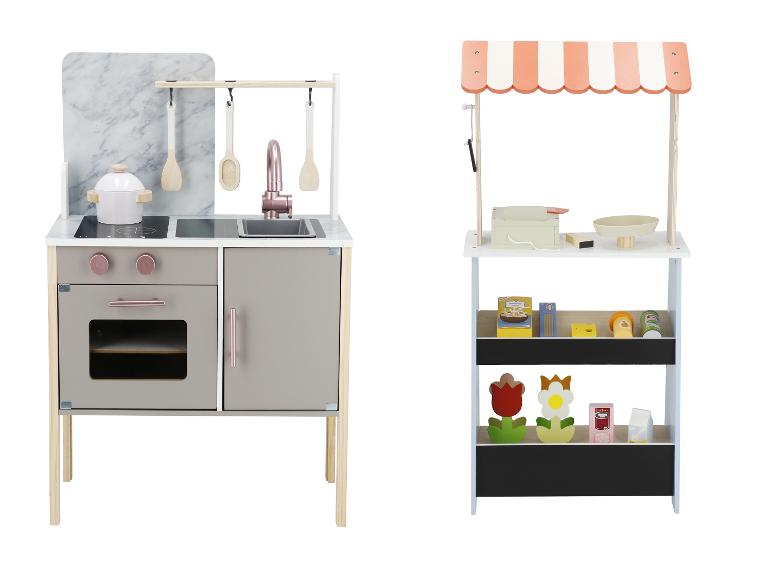 Houten kinderkeuken en marktkraam, met speelaccessoires.