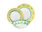 Wit servies met gele en blauwgroene golvende patronen, inclusief twee borden en een kom.