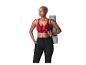 Vrouw in sportbeha en joggingbroek met yogamat over haar schouder.