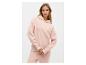 Vrouw in roze Bench hoodie en joggingbroek
