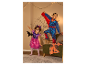 Twee kinderen in Halloweenkostuums: een meisje als kat en een jongen als superheld.