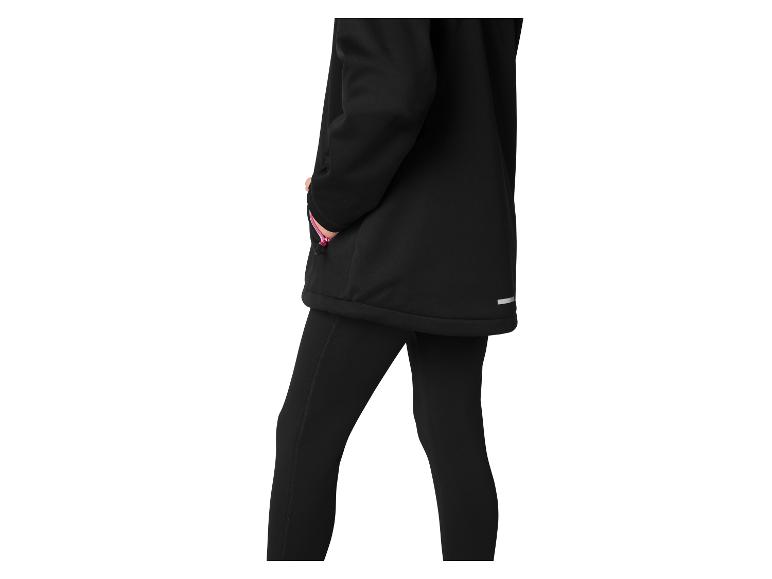 Vrouw in zwart sporttop met lange mouwen en zwarte legging