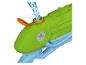 Groen en blauw waterpistool wordt gevuld met water.
