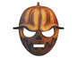Een oranje Halloween-masker met een pompoenontwerp.
