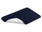 Een donkerblauwe badmat met een witte onderkant.