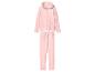 Roze fleece trainingspak met een hoodie met rits en bijpassende broek.