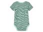 Een gestreept babypakje met korte mouwen.