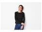 Vrouw in zwart shirt met lange mouwen en blauwe jeans