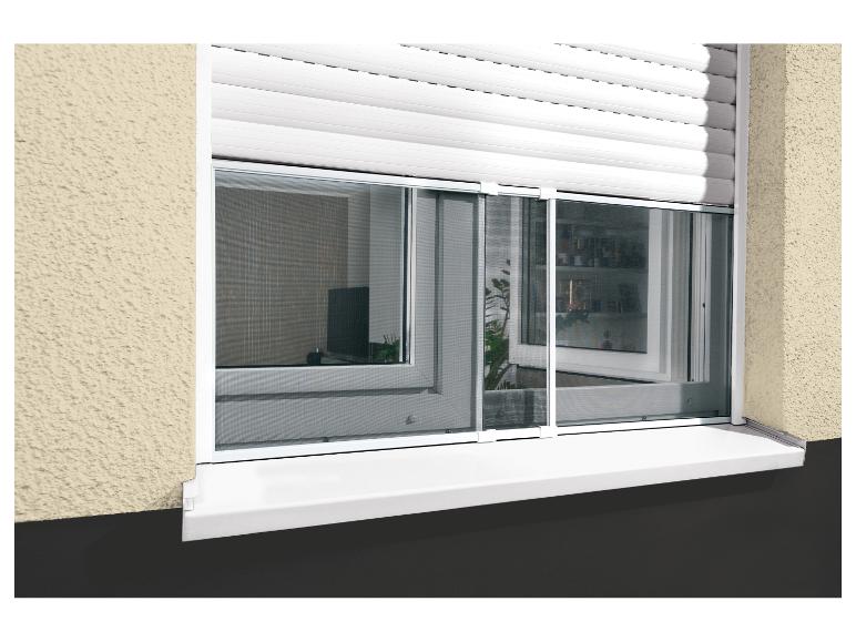 Wit rolluik en hor voor raam met beige gevel.