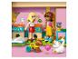 Twee LEGO Friends figuren in een keuken met een puppy en een kat.