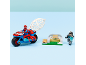 Speelgoed superheld op motor met web, naast een pizzaoven en een ander figuur.