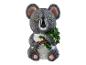 Koalabeeldje met zonne-LED-ogen, dat een tak met bladeren vasthoudt.