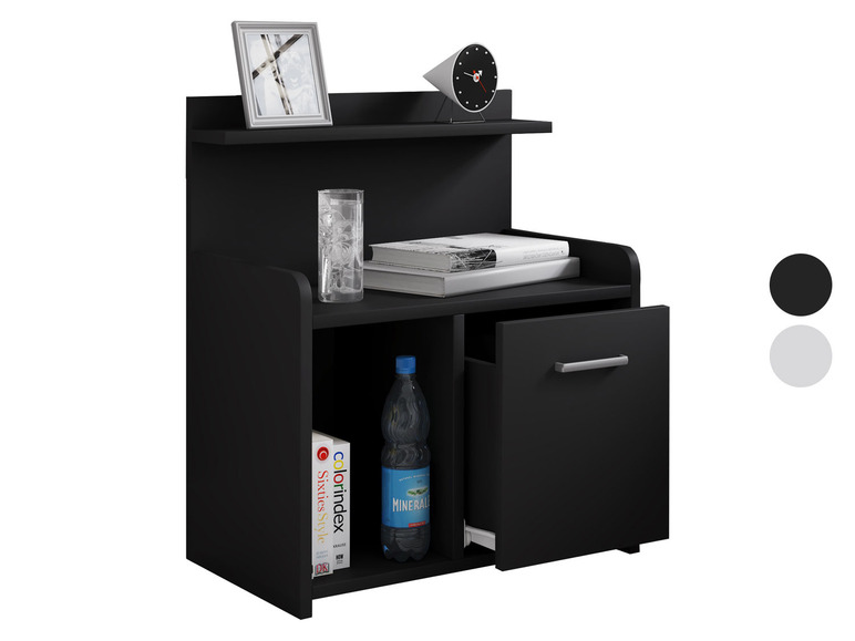 Een zwarte nachtkastje met een lade, een open vak en een plank.