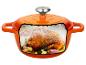 Oranje braadpan met een gebraden kip, knoflook en kruiden erin.