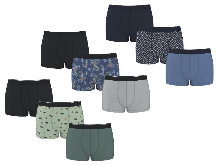 Een assortiment katoenen boxershorts in diverse kleuren en patronen, waaronder ananassen en auto's.