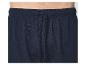 Elastische tailleband van een blauwe pyjamashort met trekkoord.