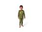 Jongen in groene Jurassic World pyjama met lange mouwen en T-Rex-print.