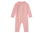 Een roze gebreide romper voor baby's.