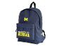 Een blauwe rugzak met University of Michigan erop.