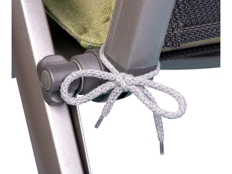 Detail van een grijs touw dat om een aluminium tuinstoel is geknoopt.