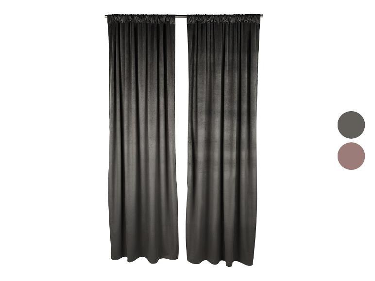 Twee donkergrijze fluwelen gordijnen opgehangen aan een roede, met kleurstalen.