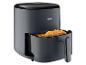 Tefal airfryer met een mandje goudbruine frietjes uitgetrokken