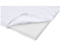 Witte matrastopper met open rits, die de schuimvulling toont.