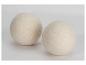 Twee witte wollen wasballen.